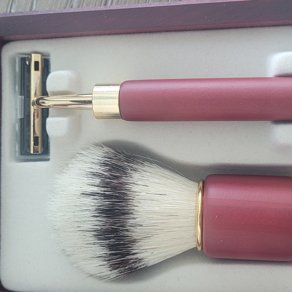 Luxury Shaving Set with Gold Accents - Picture 2 of 4